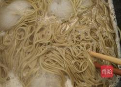 鱼子酱牛排凉面的做法图解1