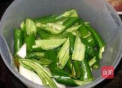 辣椒炒肉的做法图解2