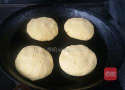 玉米面贴饼子的做法图解2