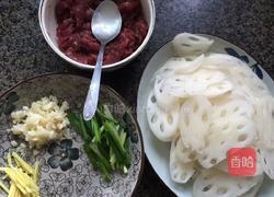 牛肉炒嫩莲藕的做法图解1