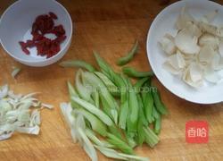 百荷炒芹菜的做法图解1