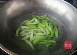 百荷炒芹菜的做法图解2