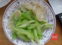 百荷炒芹菜的做法图解3