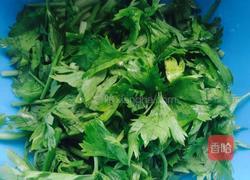 猪蹄肉炒芹菜的做法图解3