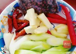 酸菜鲶鱼的做法图解1