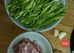 青椒炒肉丝的做法图解1