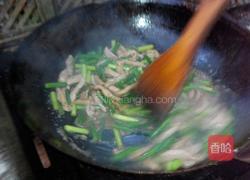 蒜苔炒肉的做法图解3