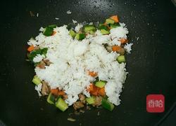蔬菜肉丁炒饭的做法图解6