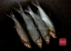 红烧炸小河鱼的做法图解2