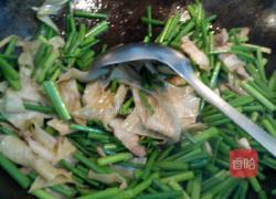 五花肉油豆皮炒韭菜苔的做法图解6