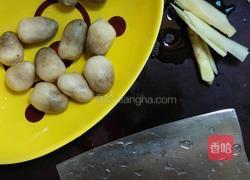 蘑菇炒鸡肉的做法图解2