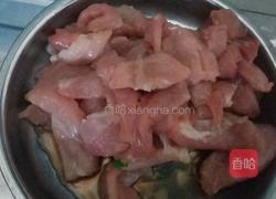 芹菜炒肉的做法图解1