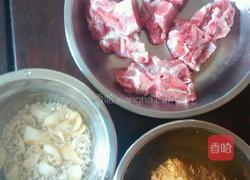 猴头菇猪骨汤的做法图解1