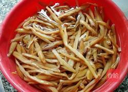 黄花菜煮鸡肉的做法图解1