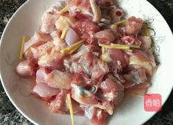 黄花菜煮鸡肉的做法图解3