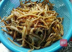 黄花菜煮鸡肉的做法图解4