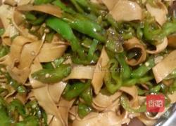 尖椒炒豆付皮的做法图解1