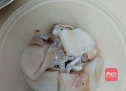 韮菜花炒鲜鱿的做法图解1