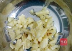 韮菜花炒鲜鱿的做法图解3