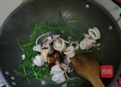 韮菜花炒鲜鱿的做法图解5