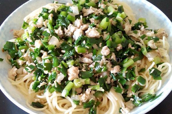 韭菜碎肉拌面