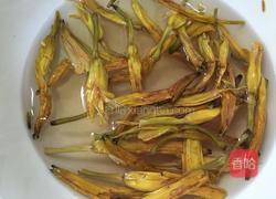 黄花菜排骨汤的做法图解1