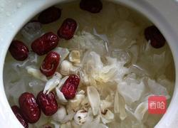 银耳莲子羹的做法图解1