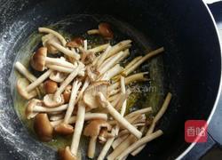 茶树菇炒黄瓜的做法图解3