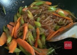 芹菜胡萝卜炒粉条的做法图解8