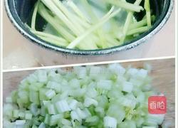 芹菜土豆胡萝卜丁的做法图解2
