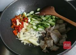 苦瓜秋葵回锅肉的做法图解4