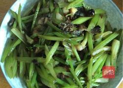 芹菜鲫鱼的做法图解8