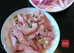 洋葱炒囗条的做法图解1