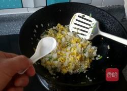 蛋黄炒米饭的做法图解4