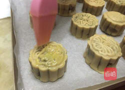 豆沙蛋黄广式月饼的做法图解13