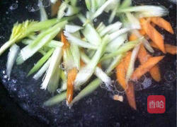 鱿鱼炒香芹的做法图解6