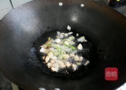 包菜炒辣肠的做法图解4