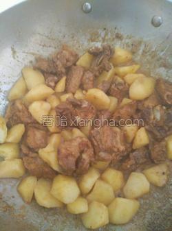 咋样做排骨炖土豆 MjUwX2MxXzA