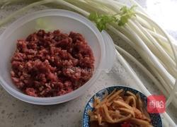 酸笋芹菜牛肉末的做法图解1