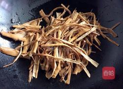 五花肉烧笋干的做法图解2