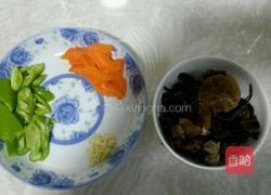 野榛蘑炒尖椒的做法图解1