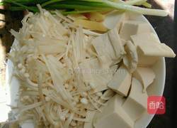 鱼头豆腐金针菇汤的做法图解1