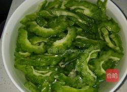 苦瓜炒蛋的做法图解1