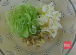 土豆条炒鸡肉肠的做法图解1