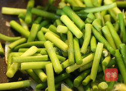 蒜苔炒腊肉的做法图解7