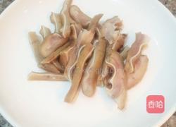 双椒炒猪耳朵的做法图解3