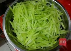 凉拌莴笋丝的做法图解1