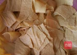 腐皮煮白菜的做法图解1