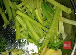 芹菜炒花甲的做法图解2