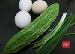 苦瓜炒鸡蛋的做法图解1